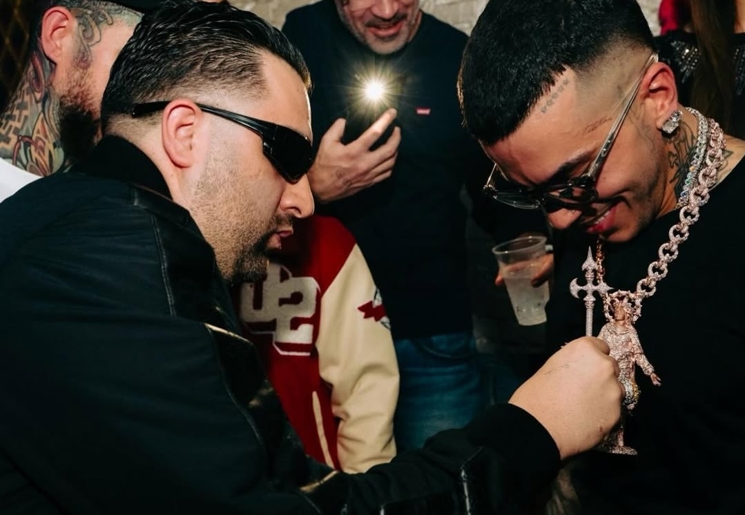 Sfera Ebbasta, quanto vale la collana in oro rosa e diamanti a forma di